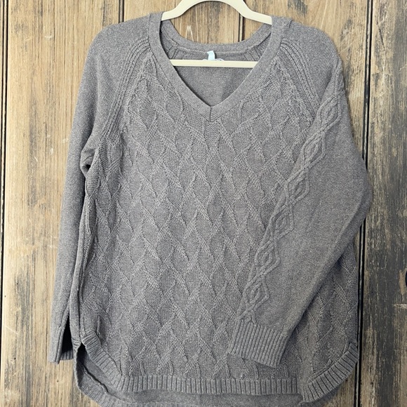 Women’s Cable knit sweater size XL